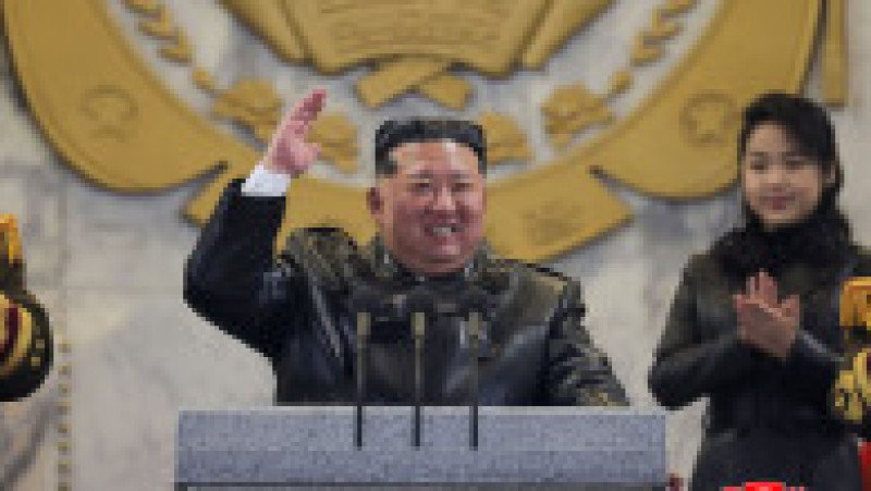 Liderul nord-coreean Kim Jong-un și fiica sa, Kim Ju-ae, la parada militară organizată cu ocazia celui de-al 9-lea Congres al Partidului Muncitorilor din Coreea, în Piața Kim Il-ung din Phenian. Foto: Profimedia | Poza 2 din 6