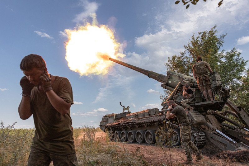 Ukrainian soldiers prepare for combat in Donetsk