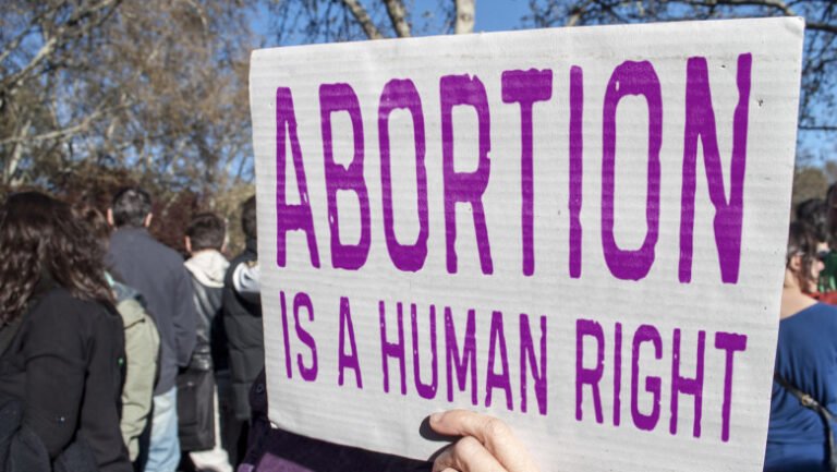 comisia-europeana-sprijina-dreptul-la-avort-sigur:-fondurile-ue-pot-fi-folosite-pentru-acces-garantat