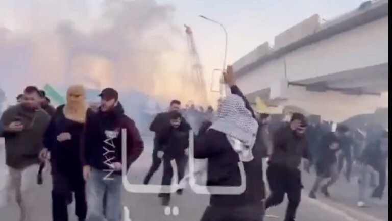 irak:-protestatarii-incearca-sa-ia-cu-asalt-zona-verde,-unde-isi-are-sediul-ambasada-sua-in-bagdad