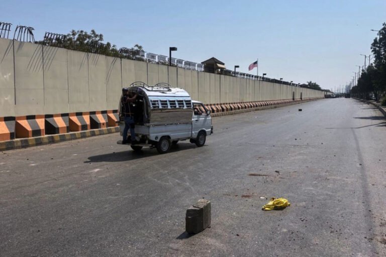 pakistan:-cel-putin-opt-morti-la-karachi,-dupa-ce-manifestanti-pro-iranieni-au-atacat-consulatul-sua