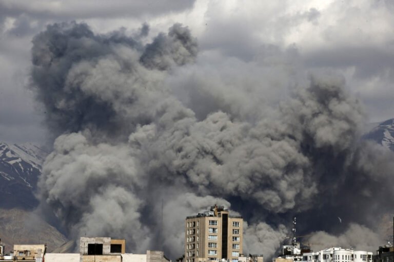 de-ce-pariul-lui-trump-pe-schimbarea-regimului-iranian-ar-putea-fi-cel-mai-mare-risc-al-sau:-„zarurile-au-fost-aruncate”