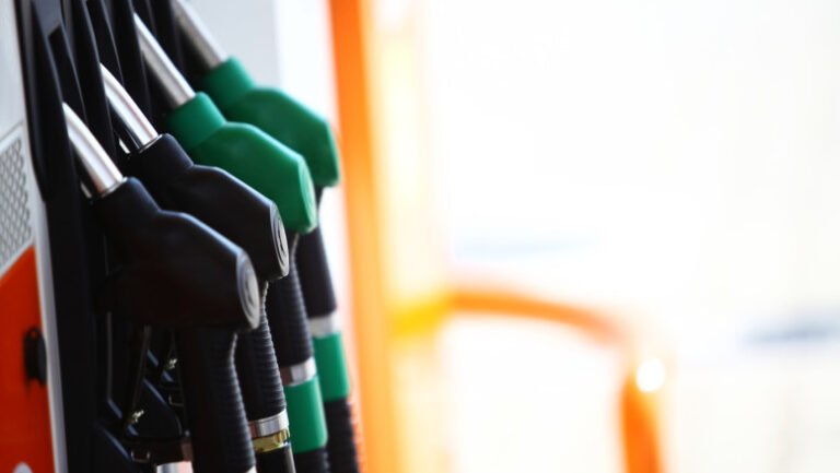 cum-influenteaza-razboiul-din-orientul-mijlociu-piata-petrolului:-la-ce-se-pot-astepta-romanii-legat-de-pretul-benzinei