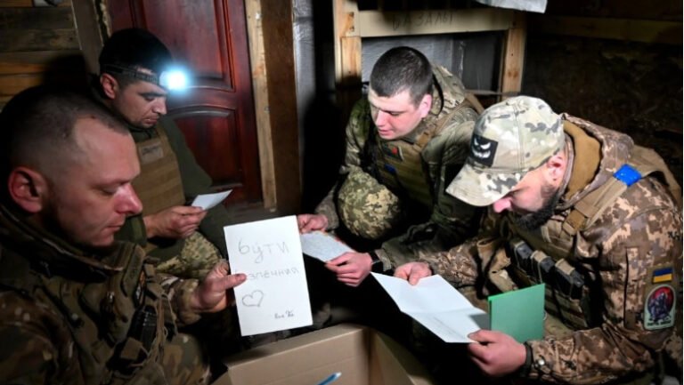 „nu-sunteti-singuri”:-aproape-400-de-scrisori-de-sustinere-trimise-soldatilor-ucraineni-de-catre-elevi-americani