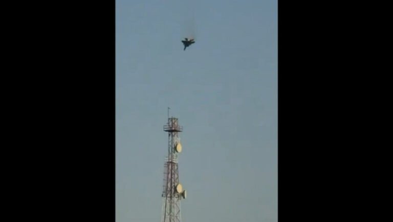 momentul-in-care-un-avion-de-lupta-f-15-al-sua-se-prabuseste-in-kuwait.-pilotul-s-a-catapultat