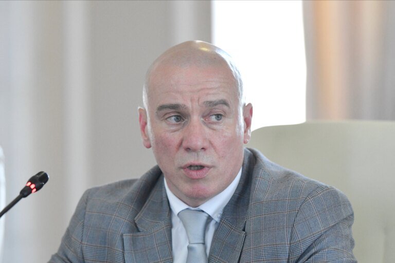 motiune-simpla-impotriva-ministrului-culturii:-„un-nerealizat-slugarnic,-dispus-sa-i-faca-pe-plac-sefului-cu-orice-pret”