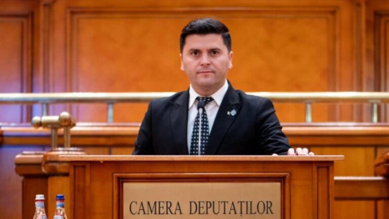 vicepresedintele-camerei-deputatilor,-adrian-cozma,-printre-romanii-blocati-in-dubai:-„mae-trebuie-sa-faca-o-comunicare-mai-buna”