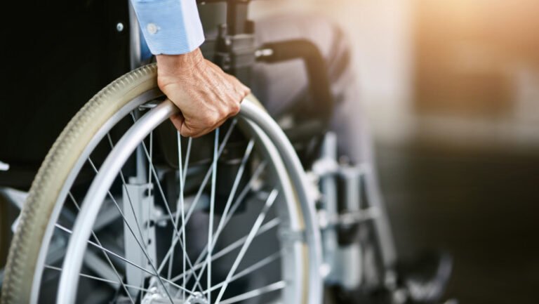 „nu-stim-la-ce-sa-mai-renuntam”.-ce-spun-romanii-cu-dizabilitati-despre-reducerea-impozitelor-pe-cladiri-si-masini