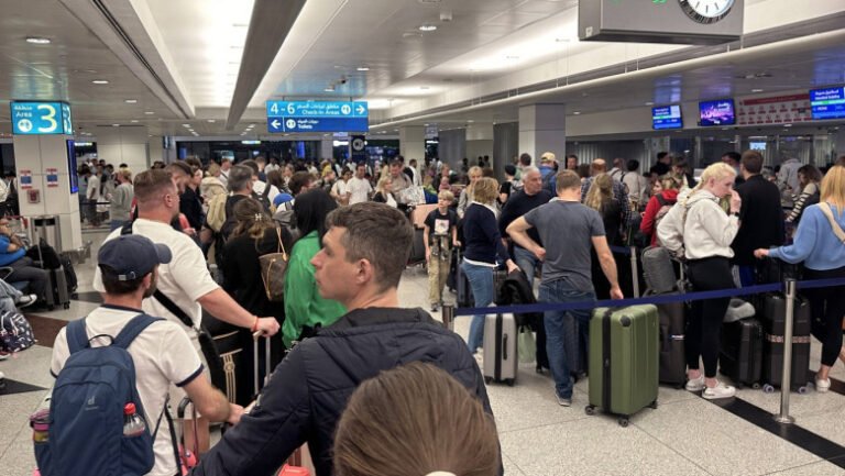 activitatea-pe-aeroporturile-din-dubai-si-abu-dhabi-s-a-reluat-doar-partial.-recomandarile-mae-pentru-romani