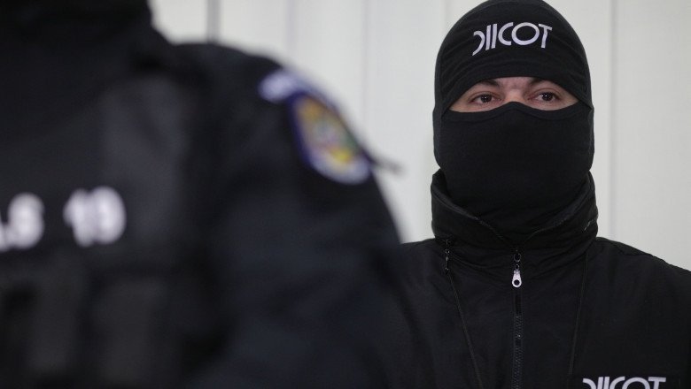 doi-cetateni-bulgari,-retinuti-de-diicot-dupa-ce-au-clonat-carduri-folosite-la-statii-de-carburant-si-au-alimentat-camioane