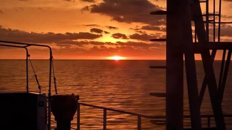 un-petrolier-rusesc-sanctionat-de-occident-a-explodat-in-marea-mediterana.-ce-se-stie-despre-soarta-echipajului