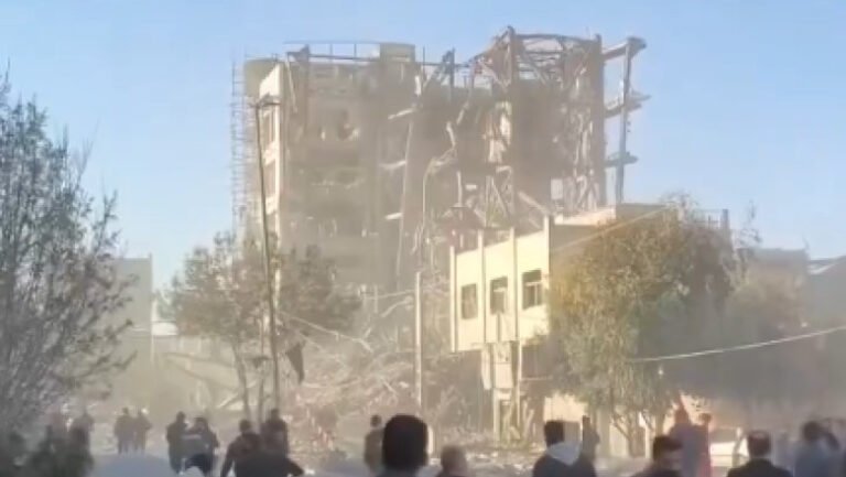 cladirea-in-care-clericii-regimului-se-adunau-pentru-a-alege-noul-lider-suprem-al-iranului,-distrusa-in-urma-unui-atac-aerian