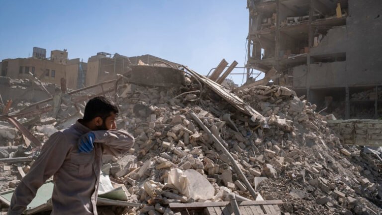 sfidare,-teama-si-speranta-pe-strazile-din-teheran.-autoritatile-au-avertizat:-cine-iese-in-strada-e-considerat-agent-israelian