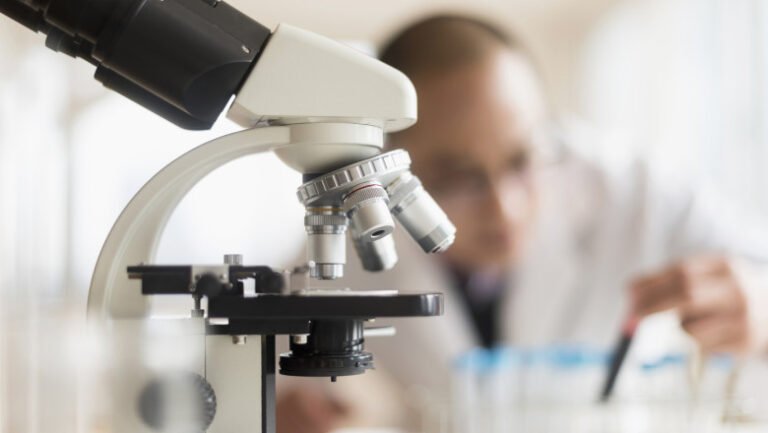 virusul-prezent-la-95%-dintre-oameni,-asociat-cu-scleroza-multipla-si-cancer,-poate-fi-blocat-de-un-nou-anticorp