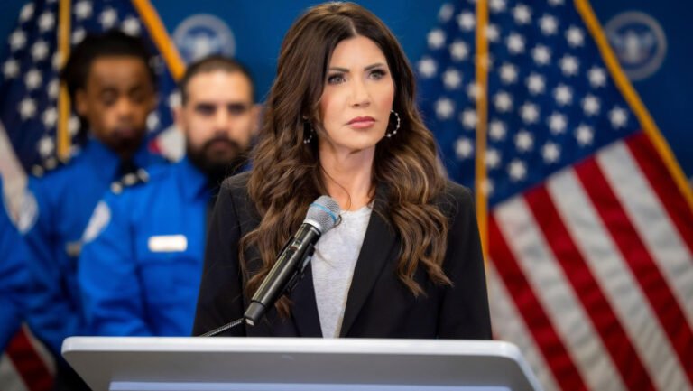 donald-trump-o-inlocuieste-pe-kristi-noem.-cine-va-prelua-sefia-departamentului-pentru-securitate-interna