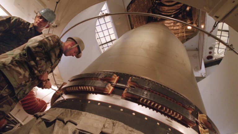 diferenta-dintre-umbrela-nucleara-a-nato-si-cea-franceza-propusa-de-macron.-comandorul-(r)-mateiu-explica-de-ce-a-aparut-„neincrederea”