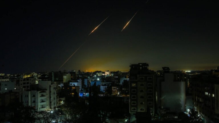 razboi-in-orientul-mijlociu,-ziua-8-explozii-in-dubai-si-bahrain.-sua-trimit-al-treilea-portavion-in-orientul-mijlociu