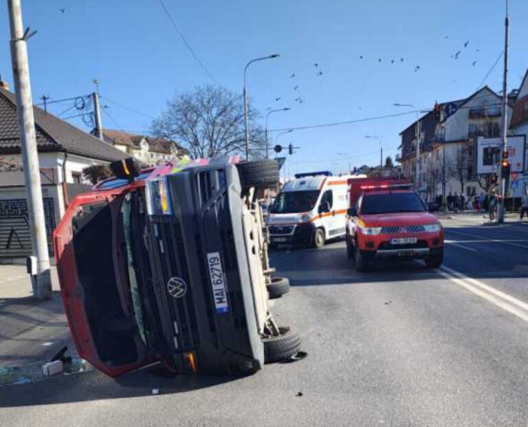 accident-la-sibiu-intre-o-ambulanta-smurd-si-un-autoturism.-a-fost-activat-planul-rosu-de-interventie