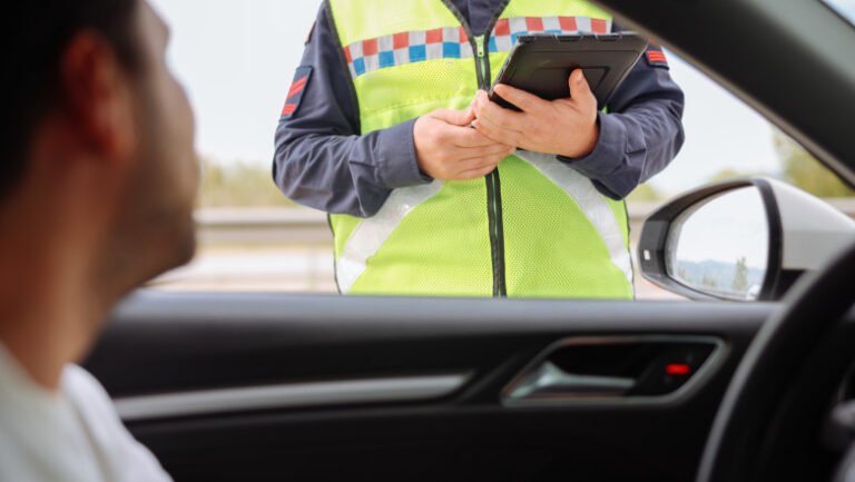 amenzile-rutiere-neplatite-vor-duce-la-suspendarea-permisului.-politia-romana-explica-procedura-si-cand-intra-in-vigoare-regula