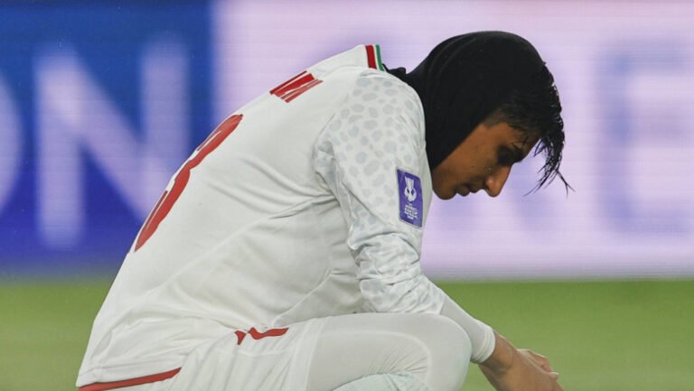 fotbalistele-iraniene-au-fost-numite-„tradatoare-in-vreme-de-razboi”-dupa-ce-au-refuzat-sa-cante-imnul-la-un-meci-in-cupa-asiei