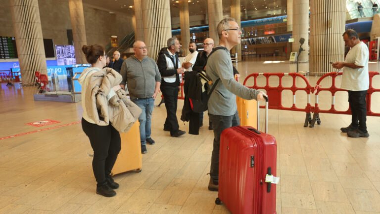 aeroportul-din-tel-aviv,-redeschis-partial.-primii-pasageri-parasesc-israelul-pentru-prima-data-de-la-inceputul-conflictului-cu-iran