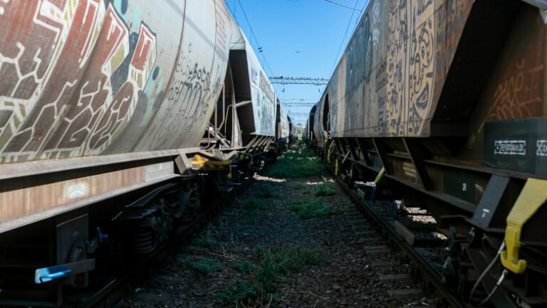 incident-grav-in-apropiere-de-bucuresti:-un-copil-s-a-electrocutat-dupa-ce-s-a-urcat-pe-un-vagon-de-marfa-descompus