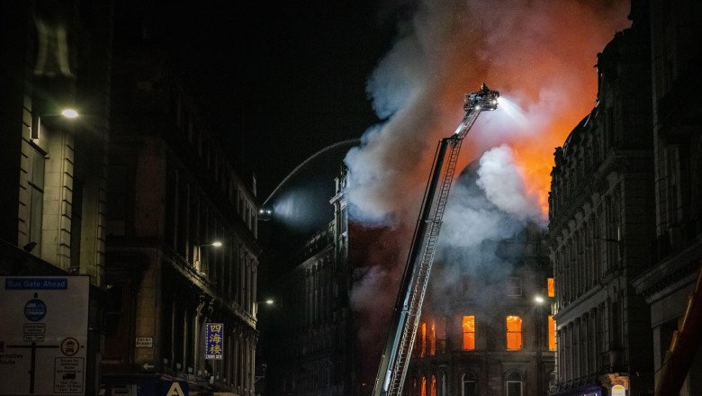 incendiu-de-proportii-in-scotia:-o-cladire-istorica-a-luat-foc-peste-60-de-pompieri-mobilizati.-gara-din-glasgow-a-fost-inchisa