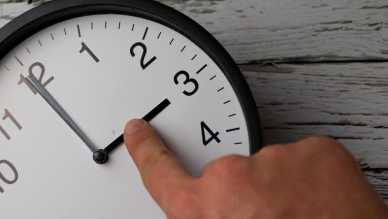 se-schimba-ora-in-martie-2026:-cum-se-dau-ceasurile-si-cand-trece-romania-la-programul-de-vara