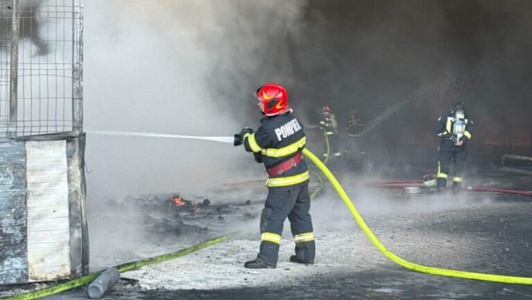 incendiu-puternic-la-o-fabrica-de-polistiren-din-arad.-a-fost-emis-mesaj-ro-alert-din-cauza-fumului-dens