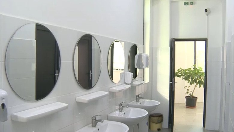un-liceu-din-romania-a-montat-camere-video-la-baia-fetelor,-pentru-a-i-prinde-pe-elevii-care-fumeaza.-unii-parinti-sunt-revoltati