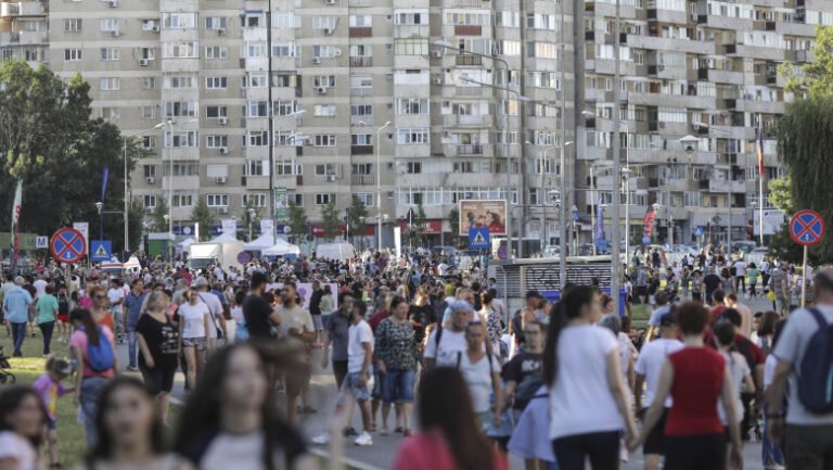 sondaj.-cum-vad-tinerii-din-romania-viitorul:-majoritatea-merge-intr-o-directie,-o-treime-in-alta