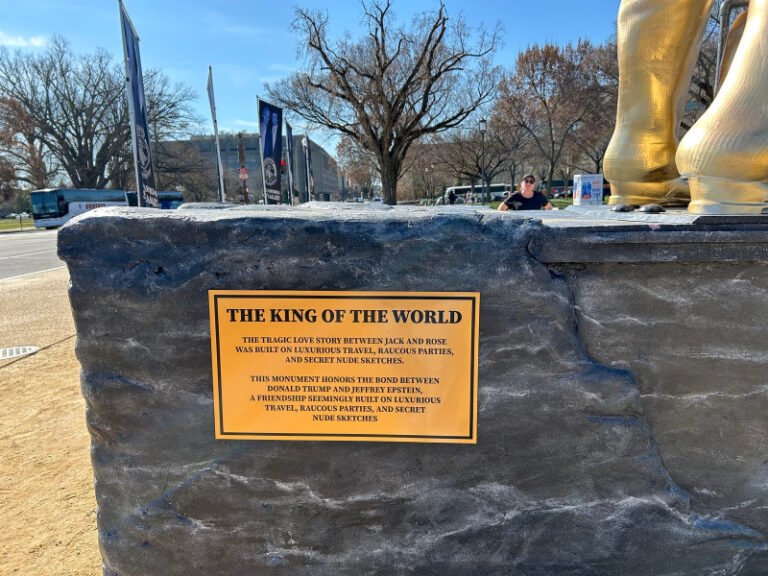 o-statuie-uriasa-ii-infatiseaza-pe-trump-si-epstein-ca-jack-si-rose-in-„titanic”.-ce-scrie-pe-soclu