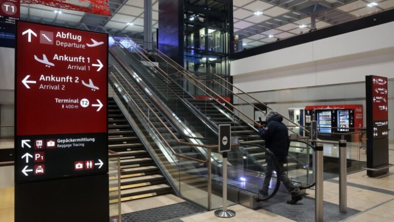 aeroportul-din-berlin-si-a-suspendat-activitatea,-dupa-semnalarea-prezentei-unei-drone