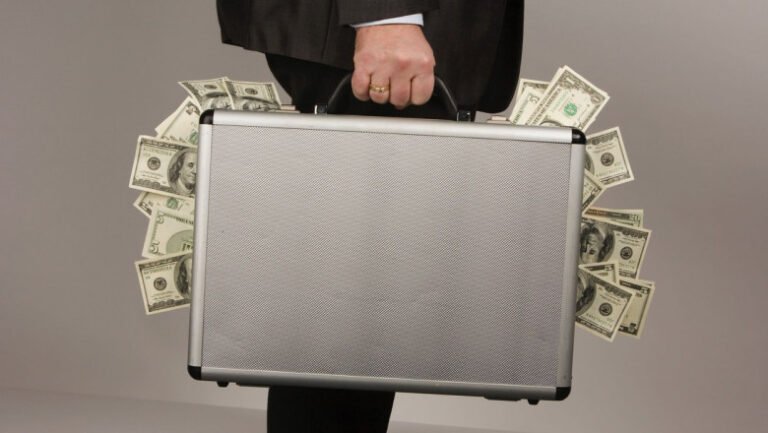 cine-sunt-cei-6-romani-din-topul-celor-mai-bogati-oameni-din-lume-realizat-de-forbes-si-de-unde-provin-averile-lor