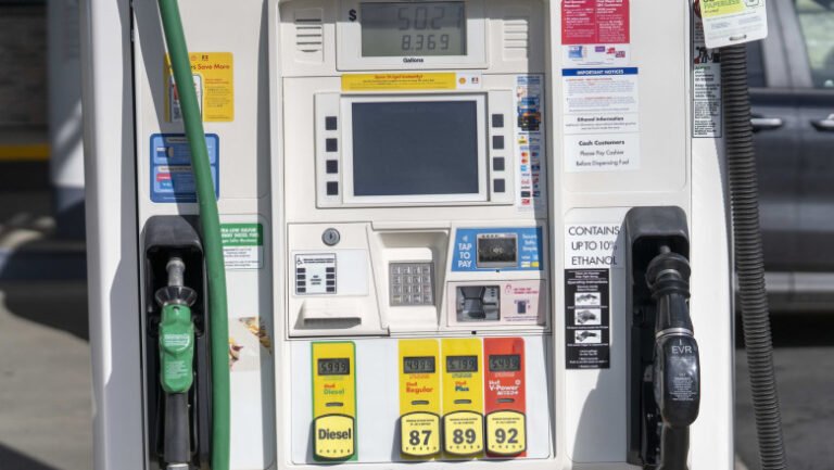 pretul-benzinei-in-sua-a-crescut-cu-20%-de-la-declansarea-conflictului-din-iran-cat-a-ajuns-sa-coste-acum.-comparatie-cu-romania