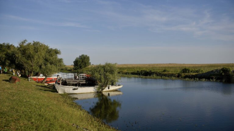 incident-naval-pe-canalul-sulina.-o-ambarcatiune-aflata-la-ancora-s-a-scufundat,-dupa-ce-a-fost-lovita-de-un-remorcher