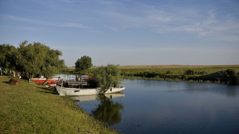 incident-naval-pe-canalul-sulina.-o-ambarcatiune-aflata-la-ancora-s-a-scufundat,-dupa-ce-a-fost-lovita-de-un-remorcher