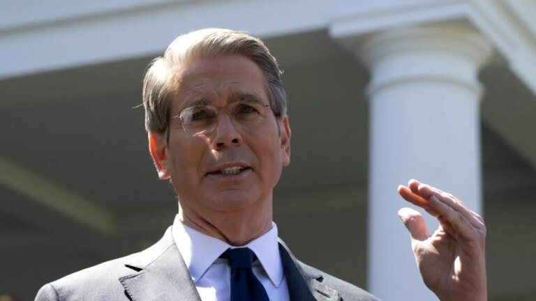 scott-bessent-sustine-ca-marina-americana-ar-putea-escorta-nave-prin-ormuz,-cu-sprijinul-unei-coalitii-internationale