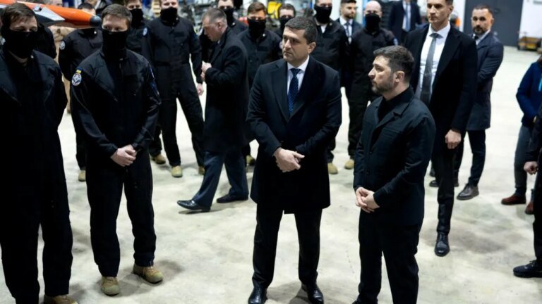 zelenski-a-vizitat-baza-aeriana-de-la-fetesti,-unde-se-antreneaza-ucraineni-pentru-a-deveni-piloti-de-avioane-f-16