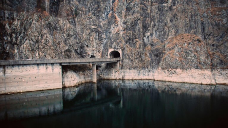 poluare-masiva-in-lacul-de-acumulare-vidraru.-a-fost-convocat-comitetul-judetean-pentru-situatii-de-urgenta