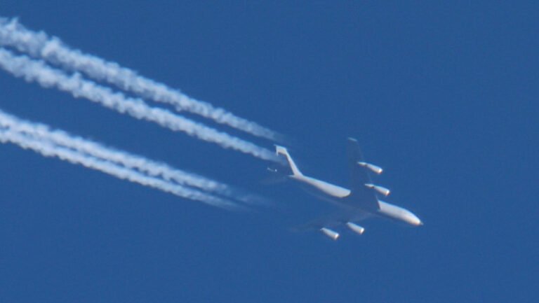 un-avion-american-de-realimentare-kc-135-stratotanker-s-a-prabusit-in-irak