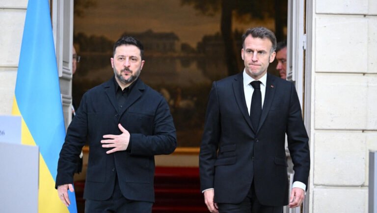 zelenski-avertizeaza-ca-relaxarea-sanctiunilor-asupra-petrolului-rusesc-ar-putea-aduce-rusiei-10-miliarde-de-dolari.-ce-spune-macron