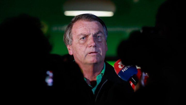 fostul-presedinte-brazilian-jair-bolsonaro,-internat-la-terapie-intensiva-dupa-ce-i-s-a-facut-rau-in-penitenciar