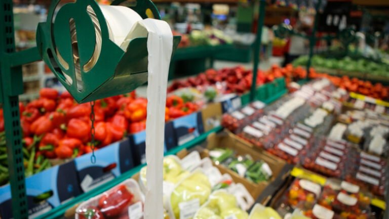 ministrul-agriculturii-solicita-consiliului-concurentei-sa-verifice-adaosurile-care-apar-pe-traseul-dintre-fermier-si-consumator