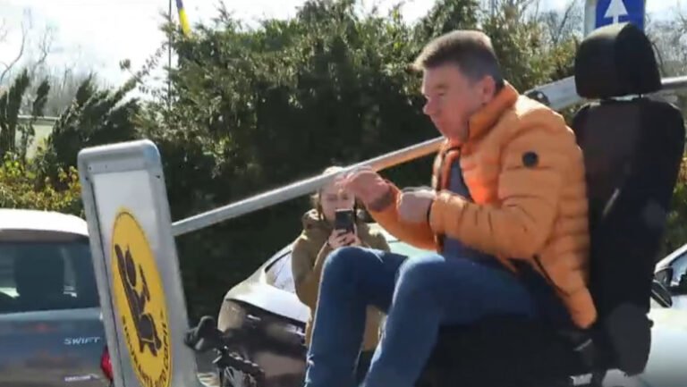 soferi-prinsi-fara-centura-la-volan,-pusi-de-politisti-sa-testeze-simulatorul-de-impact:-„groaznic!-imi-rupeam-dintii”