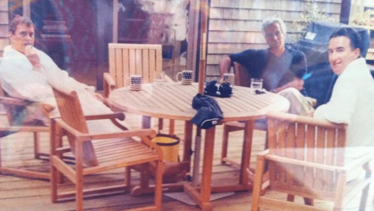 fostul-print-andrew,-peter-mandelson-si-epstein-apar-impreuna-intr-o-fotografie-difuzata-public-in-premiera