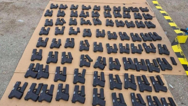 captura-de-proportii-la-calafat-peste-100-de-pistoale,-incarcatoare-si-60.000-de-tigarete-au-fost-descoperite-intr-un-camion