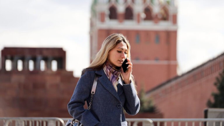 locuitorii-din-moscova-apeleaza-la-pagere-si-harti-tiparite,-pe-fondul-aplicarii-de-catre-rusia-a-„listei-albe”-pentru-internet