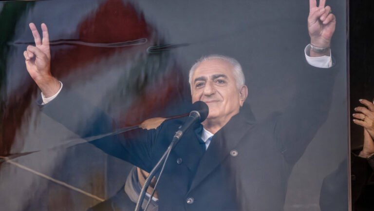 reza-pahlavi-pregateste-un-„sistem-de-tranzitie”-pentru-iran-si-spune-ca-e-pregatit-sa-conduca-„imediat-ce-republica-islamica-va-cadea”