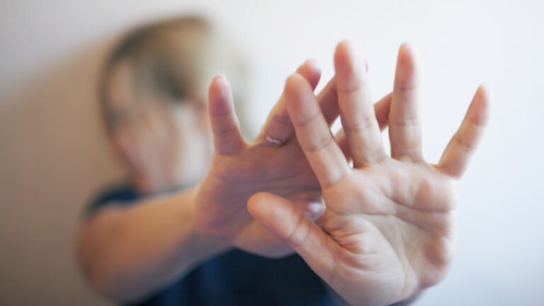 tanar-de-17-ani-din-craiova,-arestat-dupa-ce-si-a-batut-fosta-iubita-in-strada